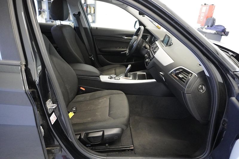 BMW Řada 1 118i 1.5 AUTOMAT - fotka 25 z 27
