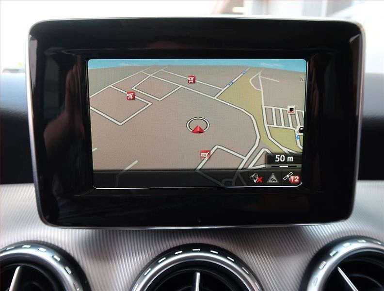Mercedes-Benz GLA (2014) 200 CDI 4MATIC, 4X4 - fotka 13 z 16