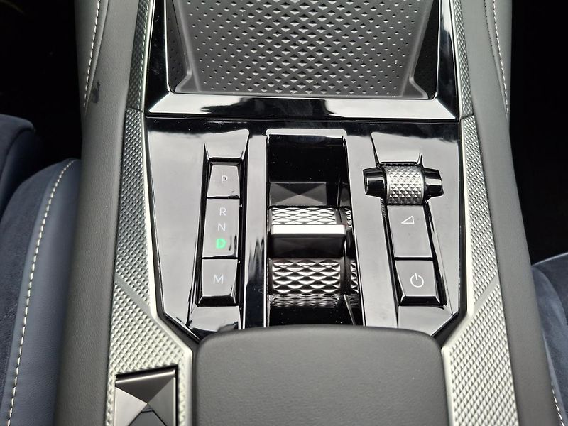 DS Automobiles DS N°4 (2026) N°4 JULES VERNE HYBRID 145 - fotka 13 z 26