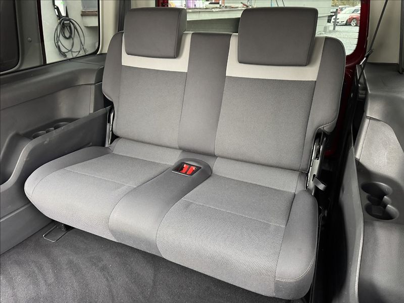 Volkswagen Caddy 1,6 TDI MAXI 7míst Webasto - fotka 21 z 50