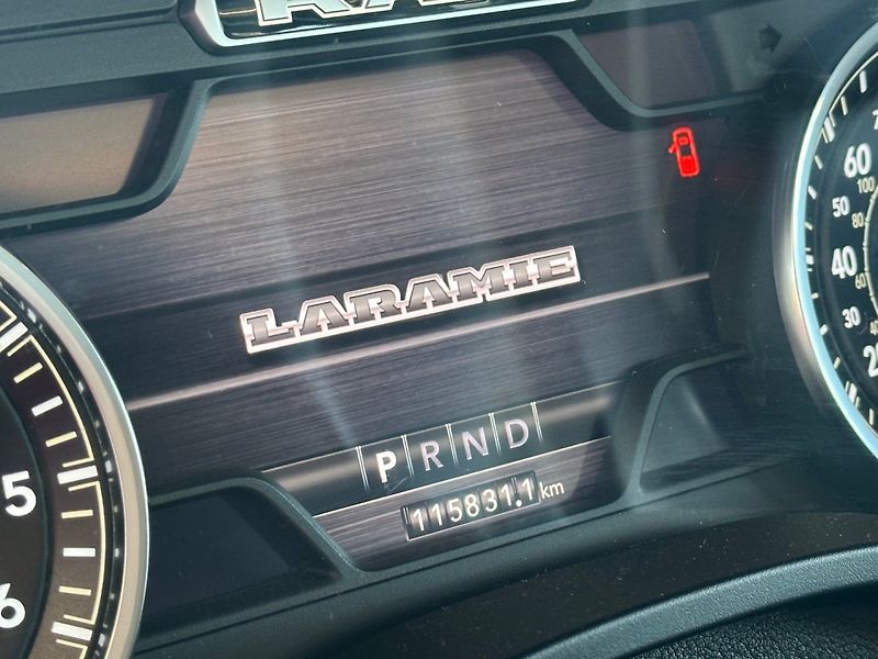 RAM 1500 (2021) 5.7HEMI V8 LARAMIE SPORT - fotka 11 z 30