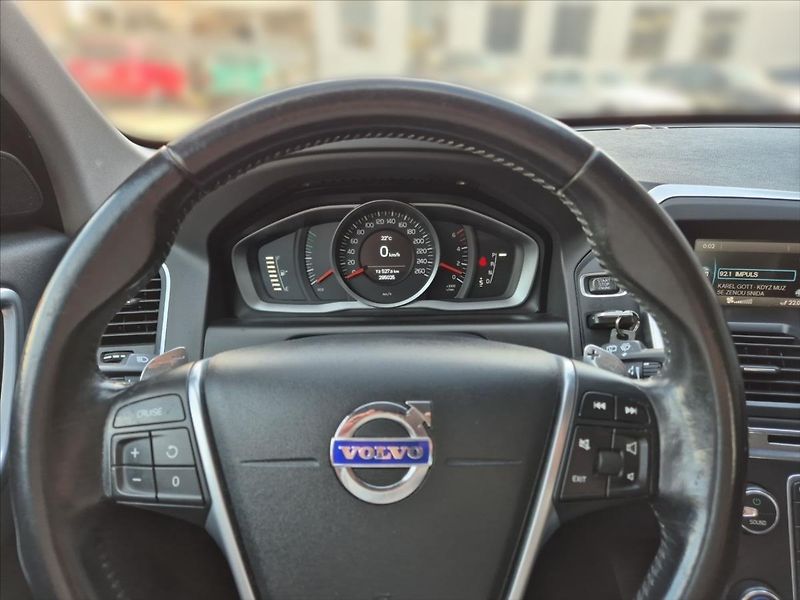Volvo XC60 2,0 D4 FWD - fotka 8 z 18