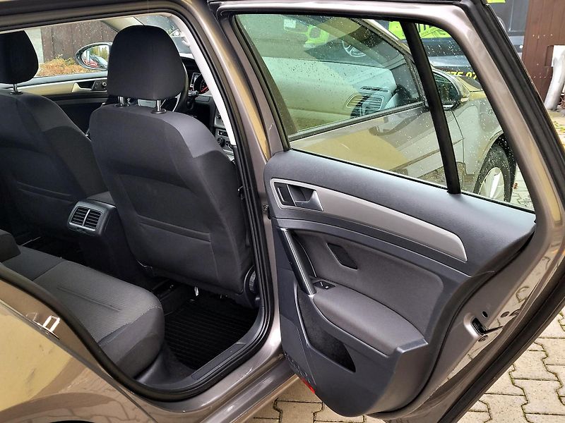 Volkswagen Golf 1,6 TDi CZ*DIGIKLIMA*SERVIS - fotka 16 z 43