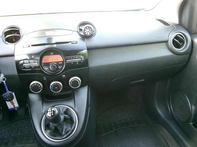 Mazda 2 (2011) 1,3i KLIMA ALU VÝHŘEV - fotka 23 z 27