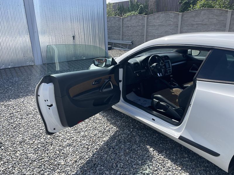 Volkswagen Scirocco 1.4TSi 125PS SPORT EDITION TOP - fotka 88 z 178