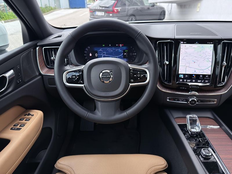 Volvo XC60 T8 AWD ULTRA BRIGHT *+ kola - fotka 23 z 59