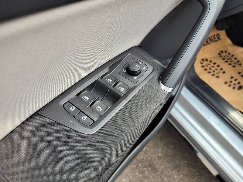 Volkswagen Touran 1.5 TSI DSG R-Line 7míst TAŽNÉ - fotka 13 z 50