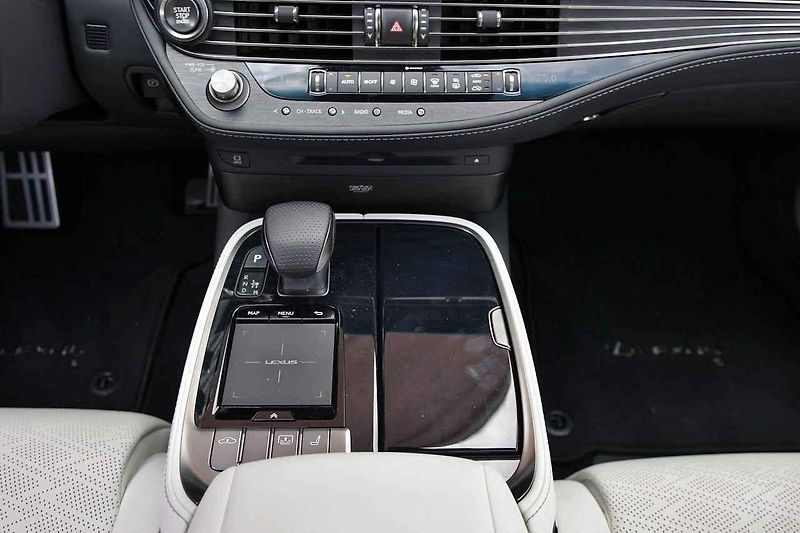 Lexus LS 500.