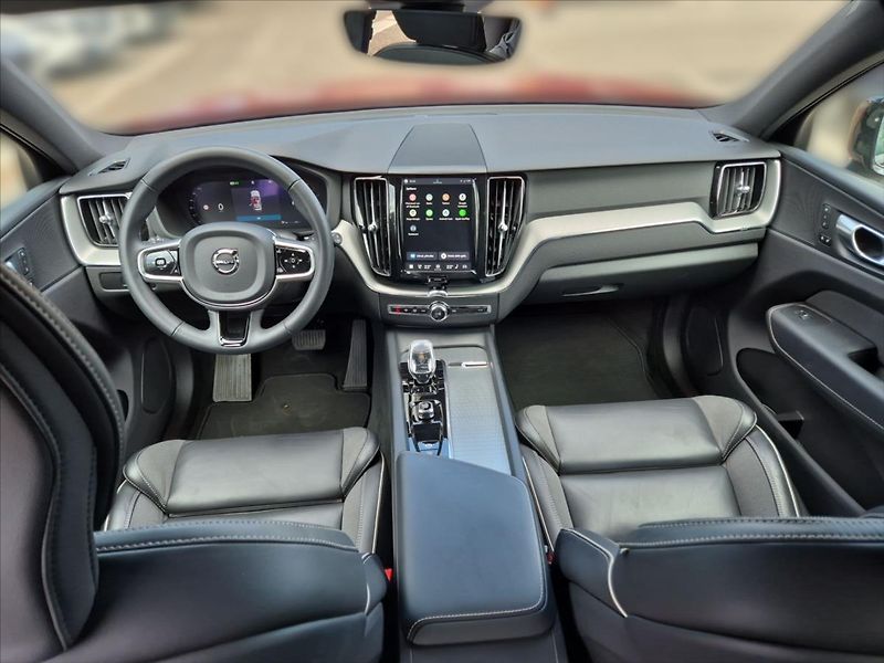 Volvo XC60 2,0 B4 AWD PLUS DARK - fotka 9 z 18