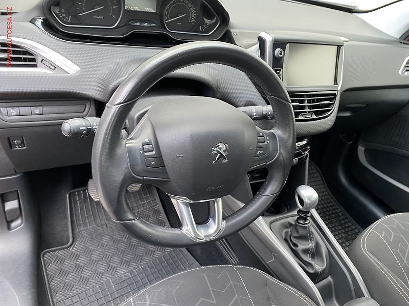 Peugeot 2008 (2018) 1.2 PT, ČR, Allure, park. - fotka 13 z 17