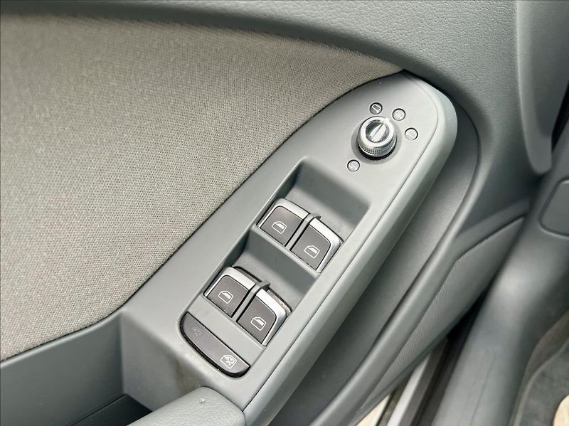 Audi A4 2,0 TDi KLIMA / NAVI - fotka 36 z 40