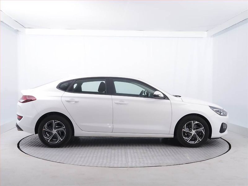 Hyundai i30 (2023) Komfort 1.0 T-GDI, ČR,1.maj - fotka 6 z 19