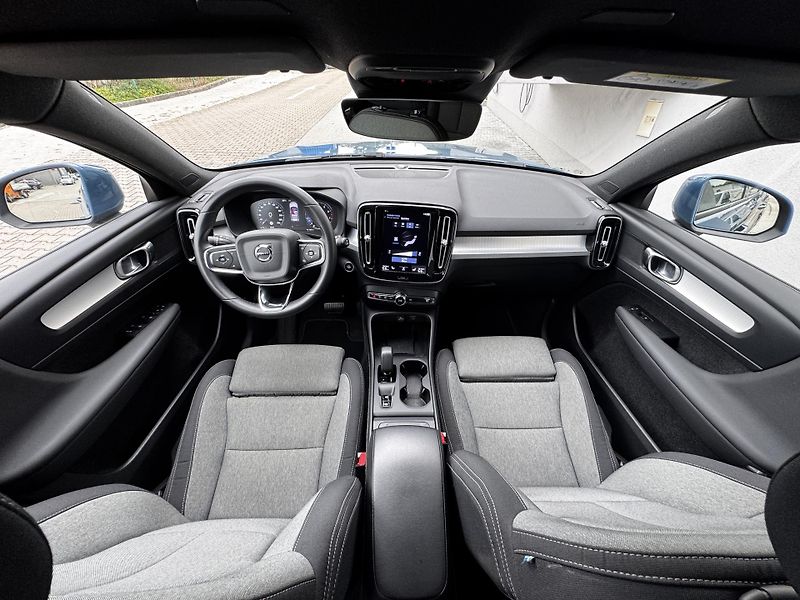 Volvo XC40 T2 FWD MOMENTUM // 1. maj. - fotka 16 z 41