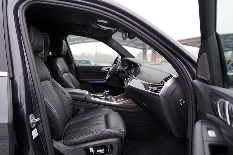 BMW X7 M50i xDrive/AT9/22/ČR/530 PS - fotka 30 z 49