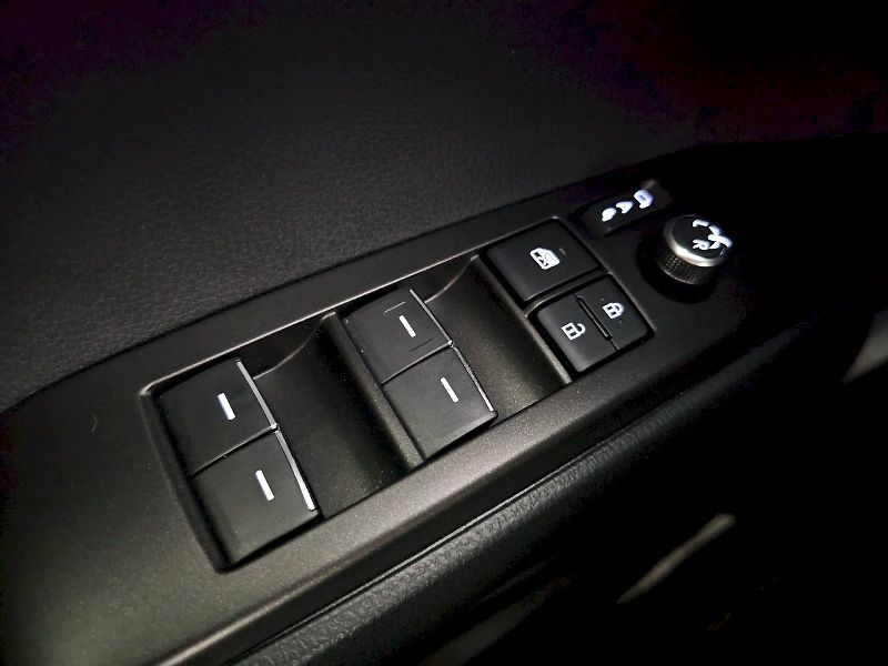 Toyota Camry (2025) 2.5HEV 230k PRESTIGE - fotka 22 z 27