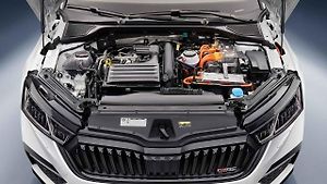 Dvě výkonné motory pod kapotou má čím dál více vozů