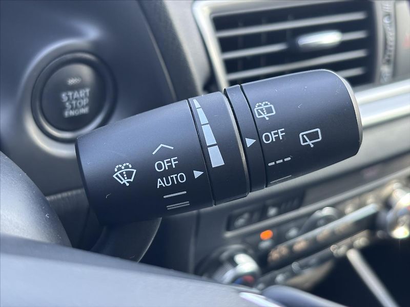 Mazda 3 2,0 i Attraction PLNÝ SERVIS - fotka 32 z 39