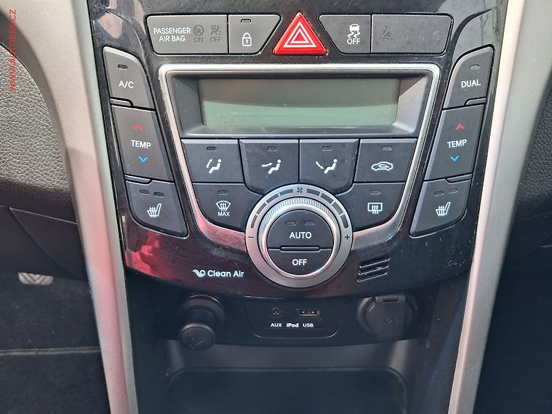 Hyundai i30 (2015) 1.6GDi, 2.maj,ČR, AC, výhřev - fotka 14 z 18