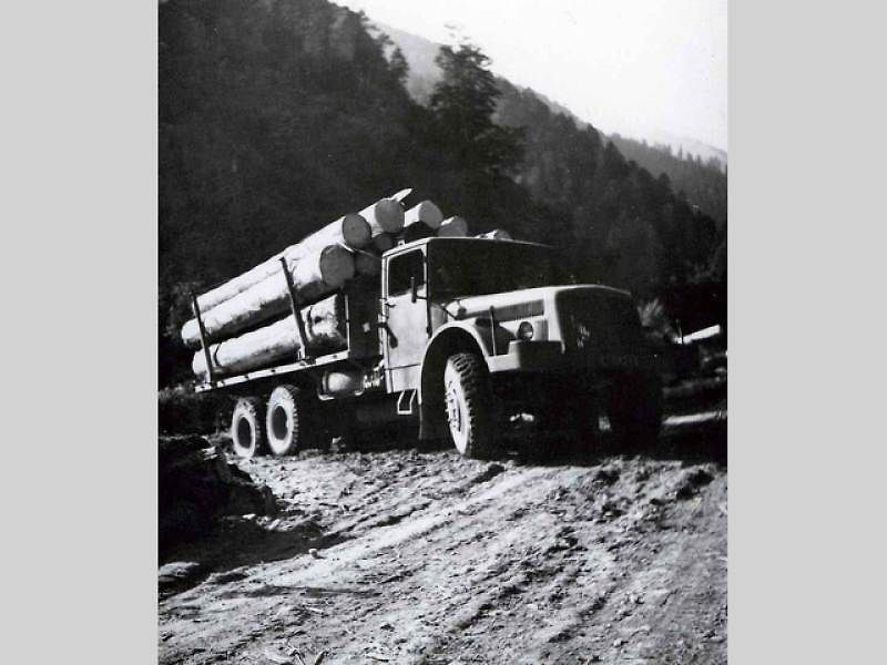 Tatra 111 ve válečné (vlevo) i poválečné verzi