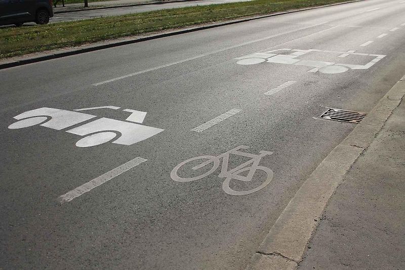 Červené cyklopruhy v ulici SNP v Mostě. Do vyhrazeného jízdního pruhu pro cyklisty mohou vjíždět motorová vozidla jen v zákonem stanovených výjimkách.