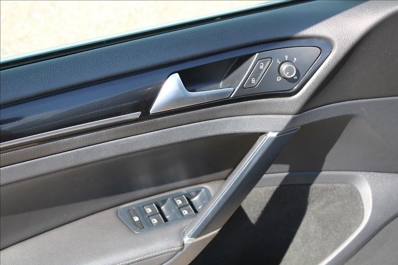 Volkswagen Golf 2,0 TDi  XENONY, AUTOMAT - fotka 14 z 32