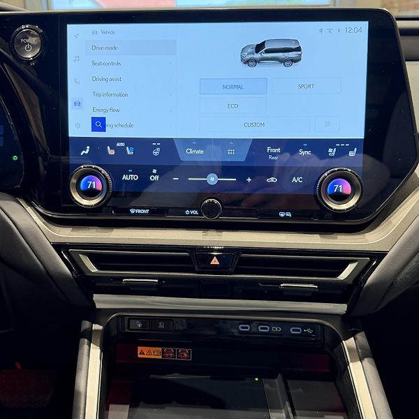 Lexus TX 550h+ (2025) 3.5 V6 Plug-in Hybrid - fotka 27 z 41