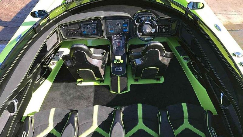 Lamborghini Aventador SV Roadster a rychlostní člun Marine Technologies MTI G6.