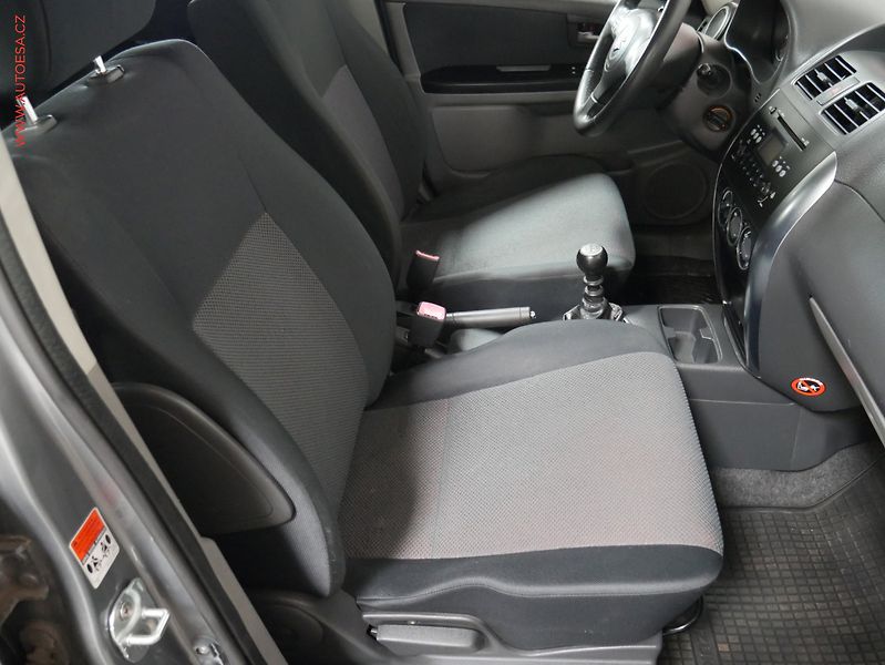 Suzuki SX4 (2006) 1.9 D, AC, výhřev sed - fotka 12 z 20