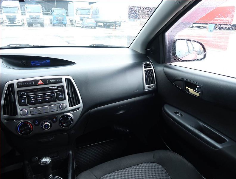 Hyundai i20 (2013) 1.2, nová STK, oblíbený vůz - fotka 8 z 14