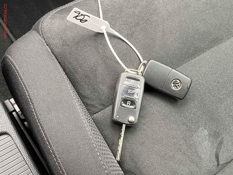 Volkswagen Golf (2011) 1.4 TSi, Highline, +kola - fotka 17 z 18