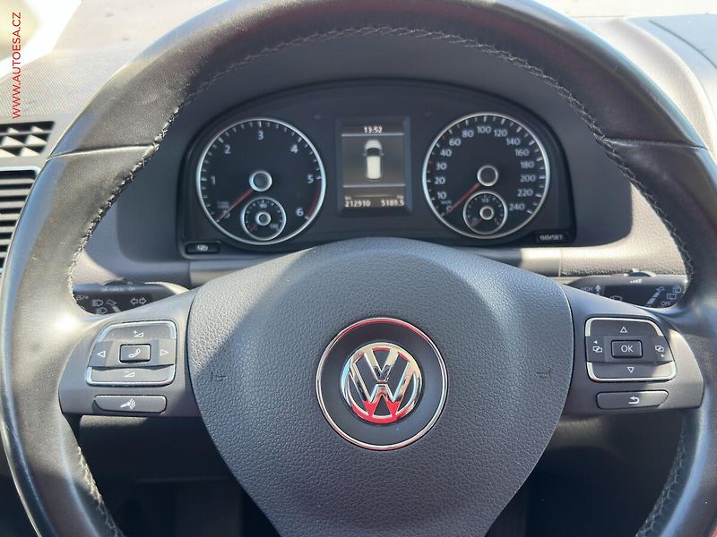Volkswagen Touran (2011) 2.0 TDi, DSG, bixen, park - fotka 12 z 20