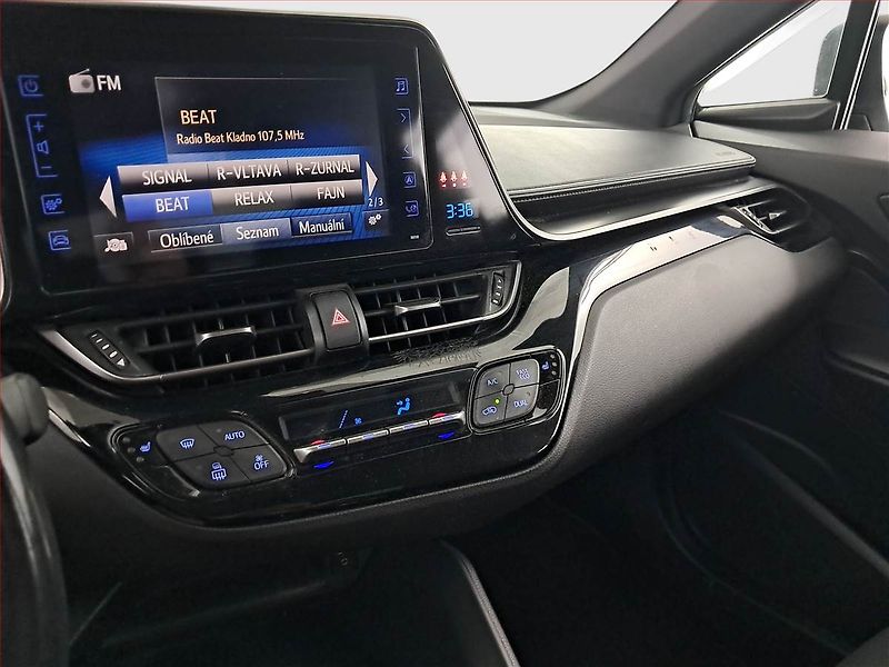 Toyota C-HR (2017) 1.2 Turbo, Navi, Tempomat - fotka 16 z 18