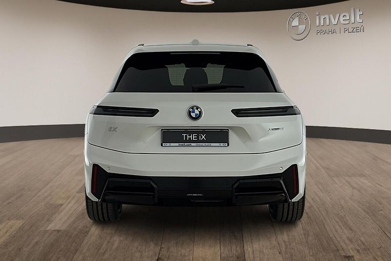 BMW iX xDrive45 - fotka 4 z 24