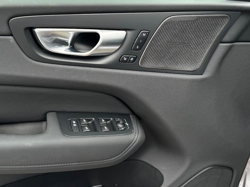 Volvo XC60 PLUS B5, 360°, VENTILACE - fotka 9 z 24