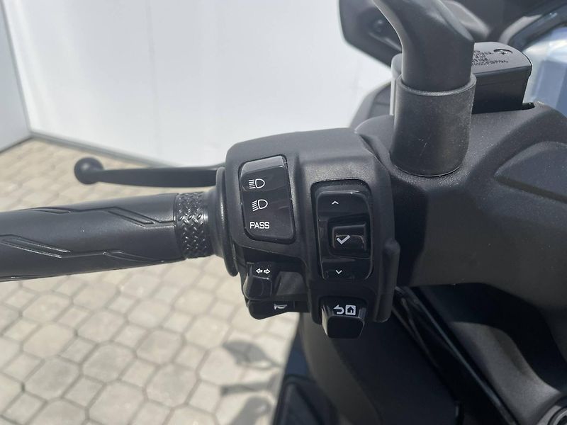 Yamaha (2025) XMAX 300 Tech Max EU5+ - fotka 9 z 10