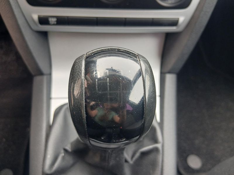 Škoda Octavia 1.6i KLIMA - fotka 25 z 32