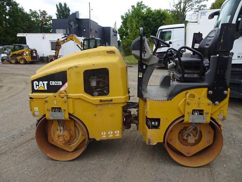 Caterpillar (2014) Tandemový vybrační valecCB22B  - fotka 4 z 12