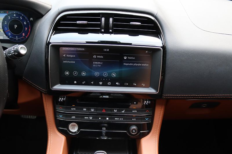 Jaguar F-Pace SVR 5.0 V8 AWD 405kW DPH - fotka 28 z 50