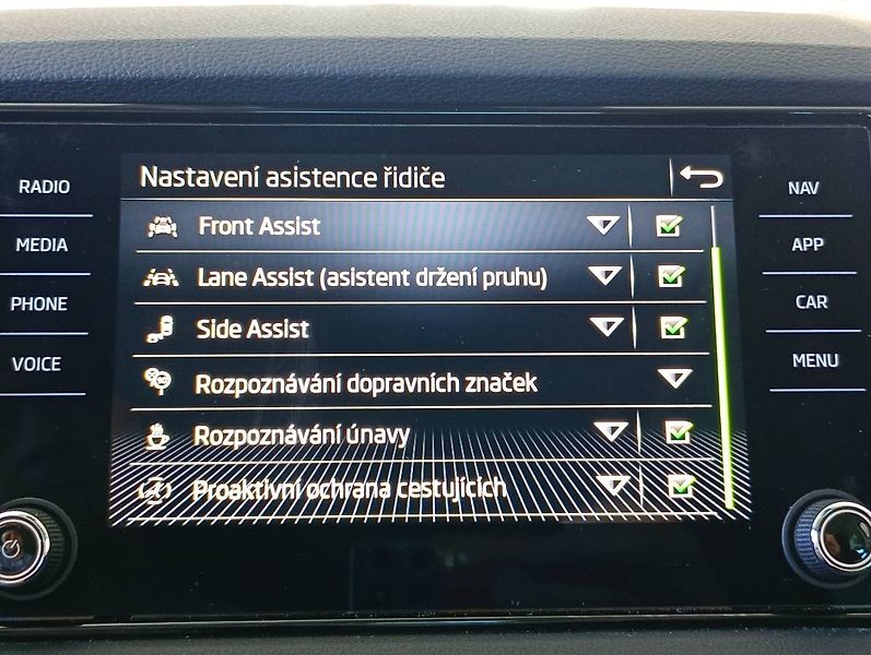 Škoda Karoq (2021) Style 1.5 TSI DSG panorama LED - fotka 18 z 35