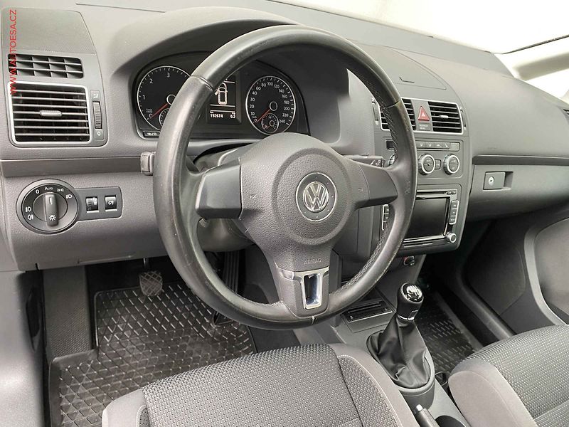 Volkswagen Touran (2015) 2.0 TDi, 1.maj,ČR, LED - fotka 12 z 17