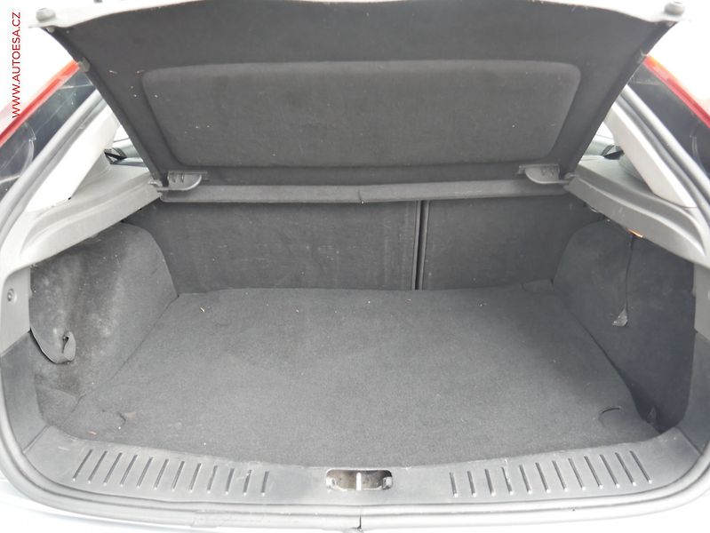 Ford Focus (2005) 2.0 TDCi, AC, xenon - fotka 7 z 15