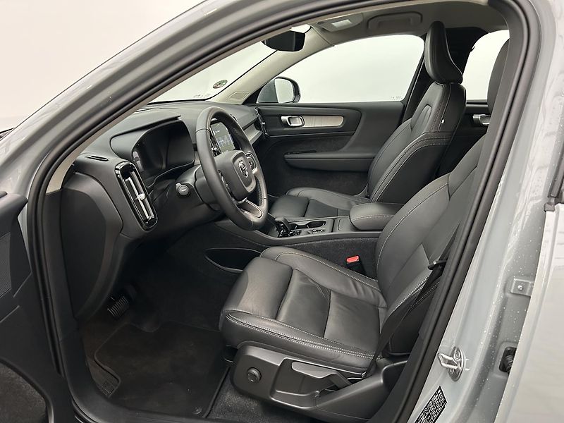 Volvo XC40 2.0 B3 ESSENTIAL - fotka 10 z 30