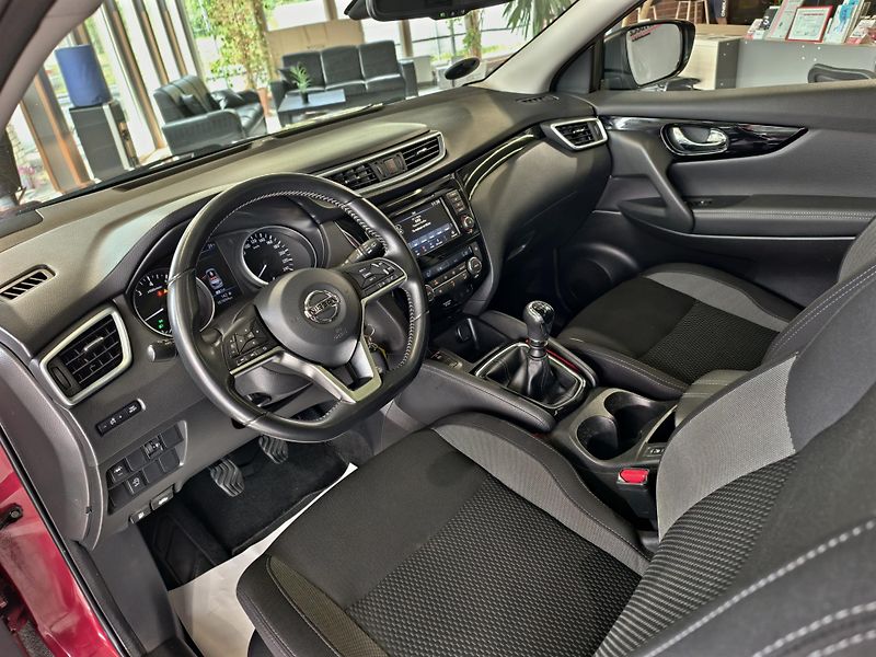 Nissan Qashqai 1.3 DIG-T 103kW KAMERA, PANO - fotka 7 z 25