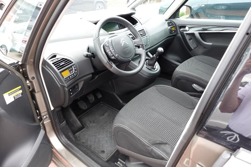 Citroën C4 Picasso 1,6i 88kW M/T - fotka 10 z 28