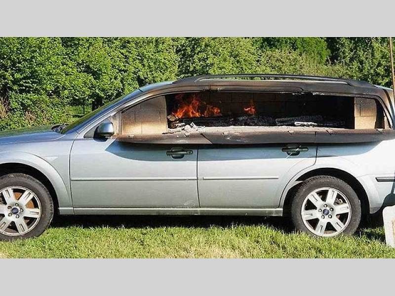 Pec na pizzu z Fordu Mondeo Combi.