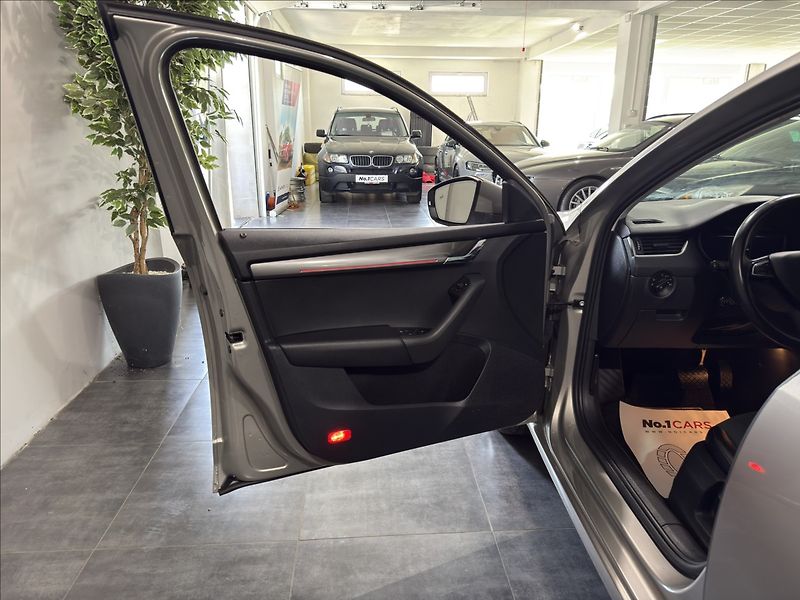Škoda Octavia 1,6   TDI DSG STYLE+ VIRTU ACC - fotka 6 z 43