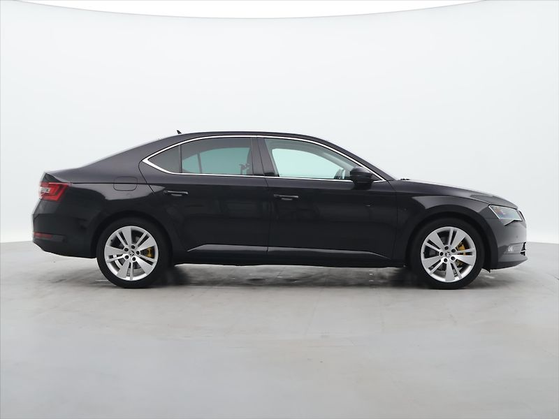 Škoda Superb 2,0 TDI 110kW DSG Style Plus - fotka 8 z 29