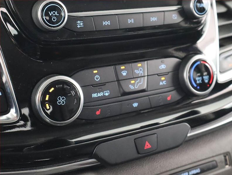 Ford Tourneo Custom (2020) Titanium 2.0 EcoBlue, ČR, DPH - fotka 18 z 20