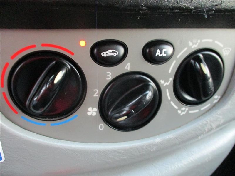 Renault Trafic 2,5 DCi, 8 míst, klima, tažné, - fotka 20 z 29