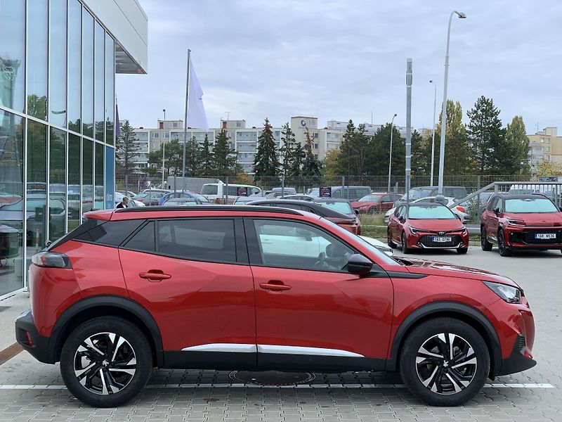 Peugeot 2008 ALLURE 1.2 PureTech 74kW MAN6 - fotka 10 z 33